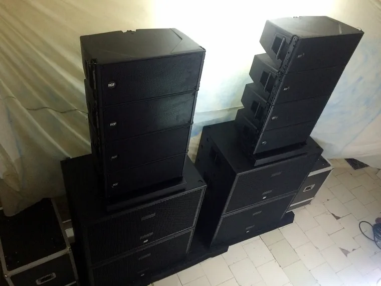 Line-array modules on top of subwoofers