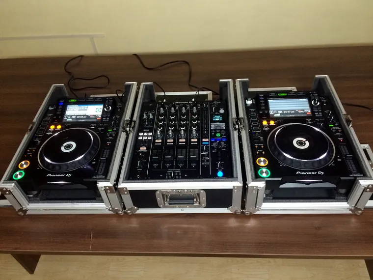 Two Pioneer CDJ-2000NXS2 players and a DJM-900NXS2 mixer in flight cases